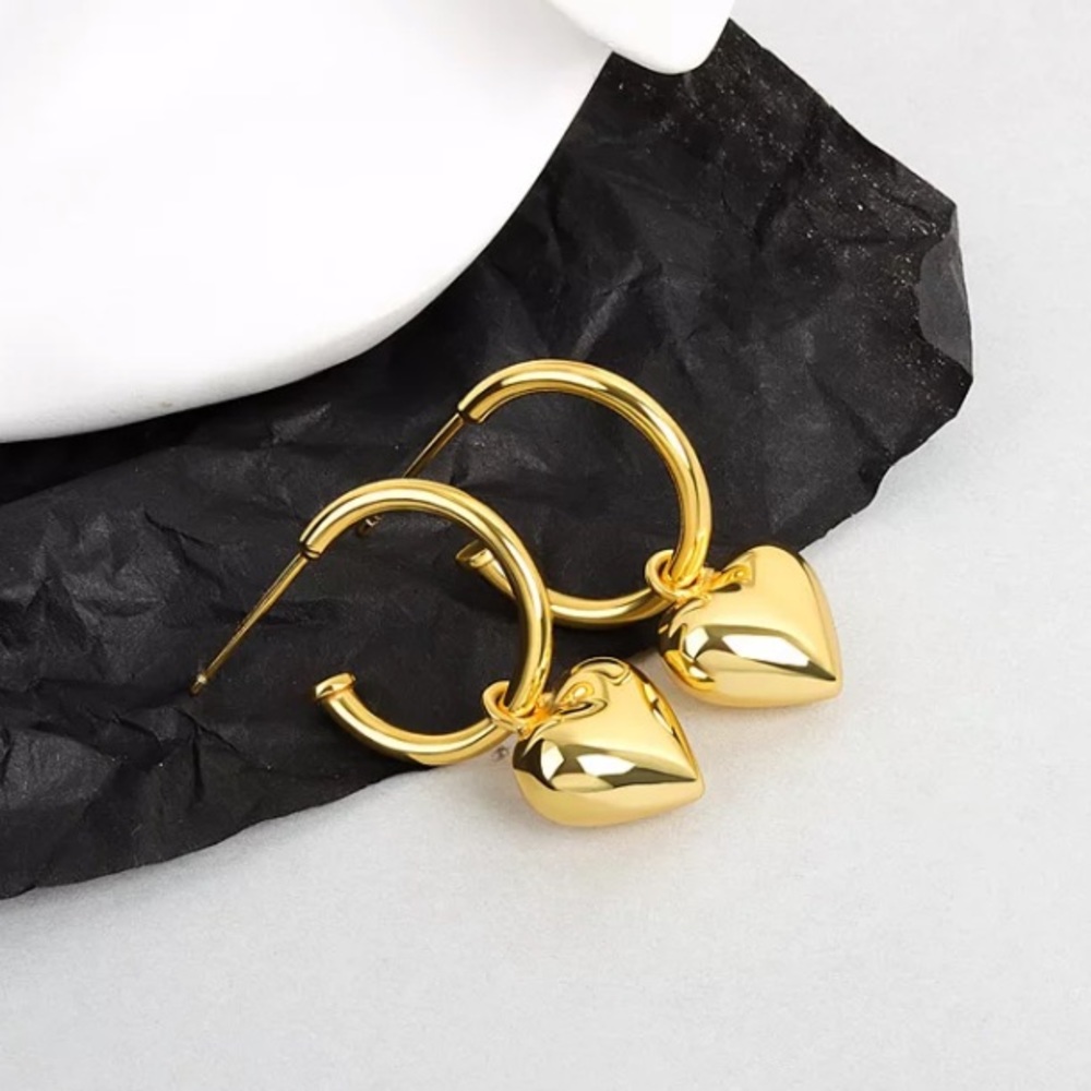 ⭐️Insta 18K gold plated heart earrings